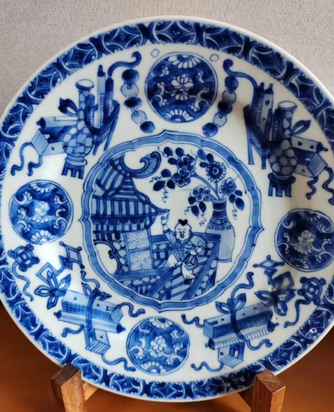 古玩陶瓷人物博古紋青花盤真品鑒賞圖