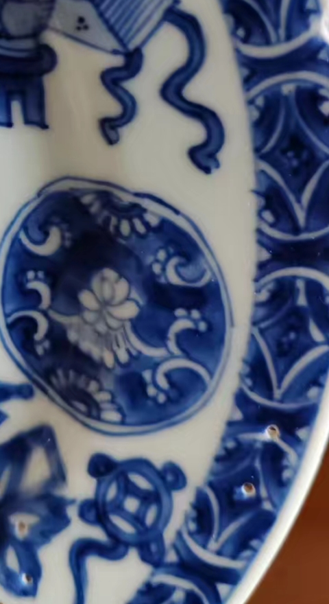 古玩陶瓷人物博古紋青花盤真品鑒賞圖
