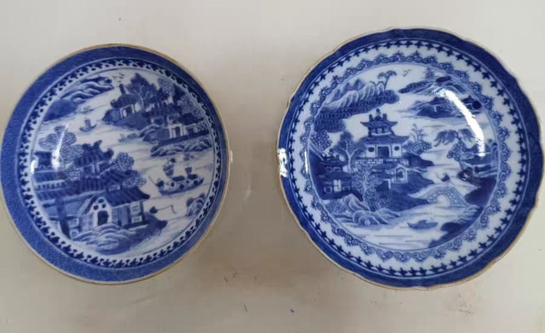 古玩陶瓷樓臺亭閣山水紋青花盤真品鑒賞圖
