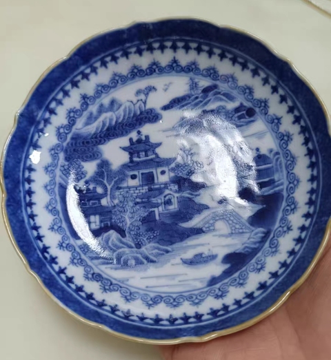 古玩陶瓷樓臺亭閣山水紋青花盤真品鑒賞圖