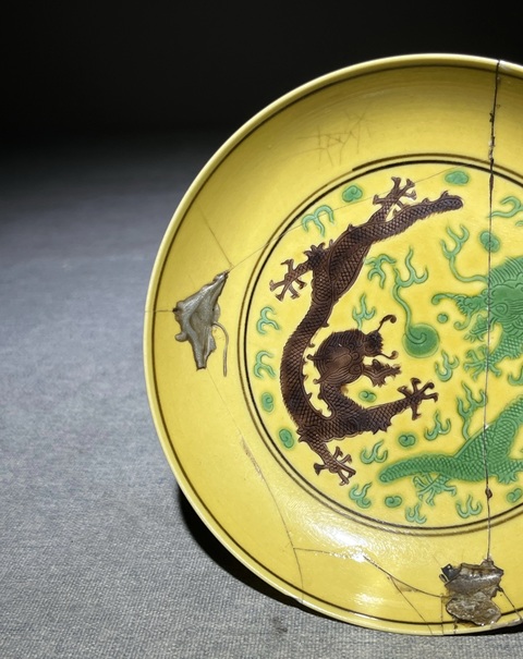 古玩陶瓷清光緒素三彩龍紋盤真品鑒賞圖