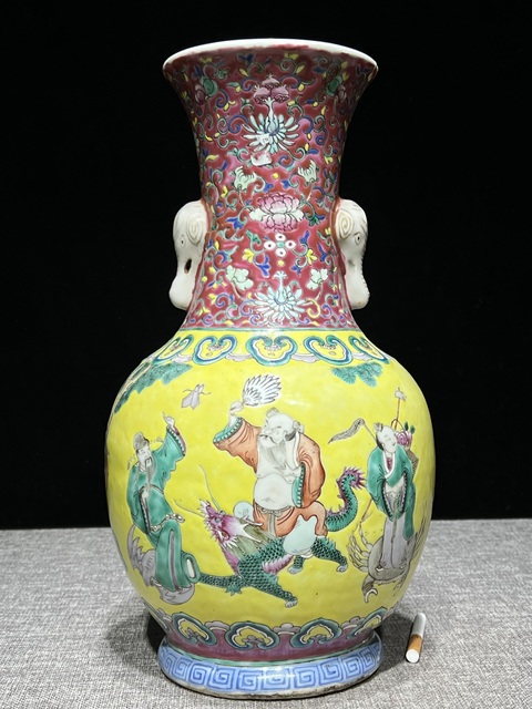 古玩陶瓷黃地粉彩八仙人物象耳瓶真品鑒賞圖