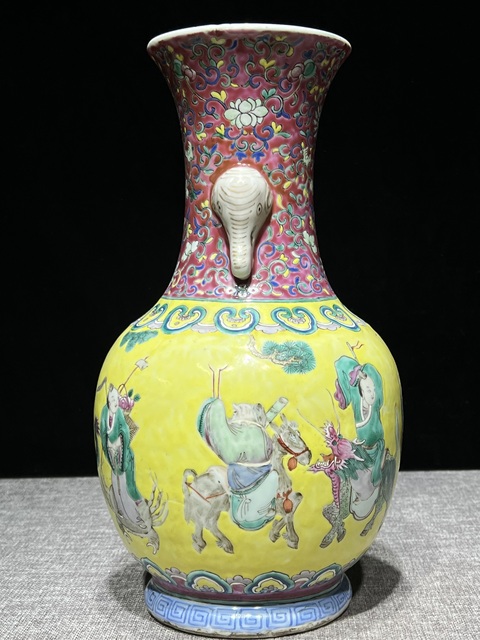 古玩陶瓷黃地粉彩八仙人物象耳瓶真品鑒賞圖