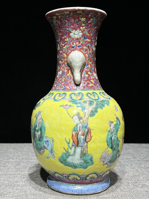 古玩陶瓷黃地粉彩八仙人物象耳瓶真品鑒賞圖