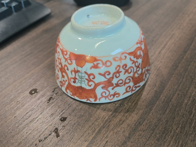 古玩陶瓷礬紅福壽紋茶碗真品鑒賞圖