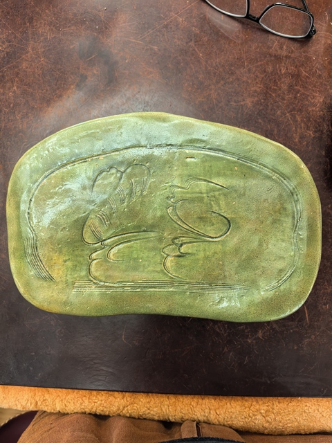 古玩陶瓷綠釉刻花瓷枕真品鑒賞圖