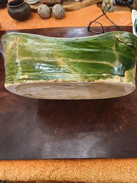 古玩陶瓷綠釉刻花瓷枕真品鑒賞圖