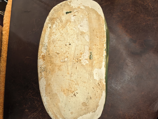 古玩陶瓷綠釉刻花瓷枕真品鑒賞圖