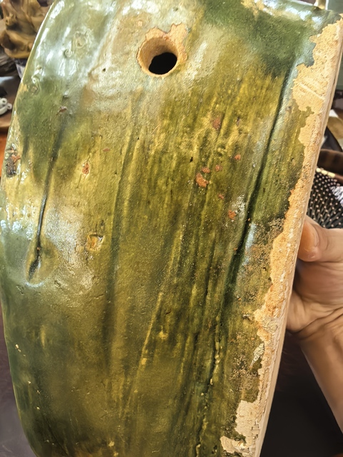 古玩陶瓷綠釉刻花瓷枕真品鑒賞圖