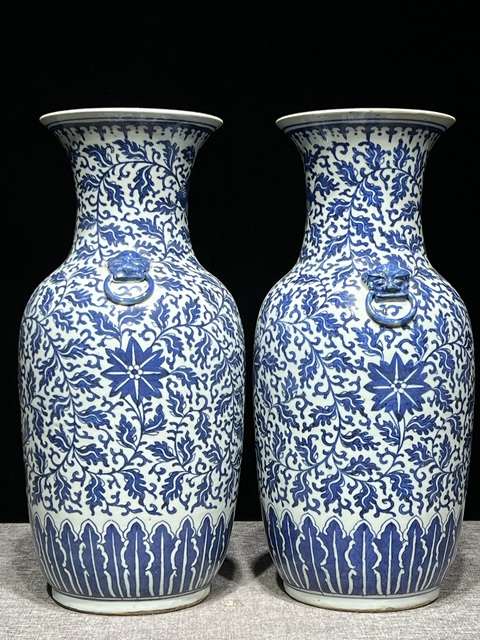 古玩陶瓷青花纏枝花卉紋獅耳瓶真品鑒賞圖