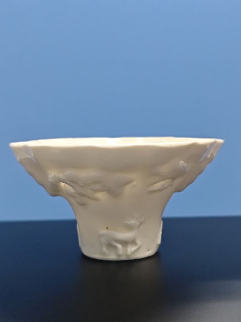 古玩陶瓷清代時(shí)期德化窯白釉龍虎杯真品鑒賞圖