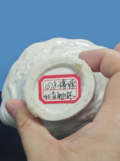 古玩陶瓷清代時(shí)期德化窯白釉龍虎杯真品鑒賞圖