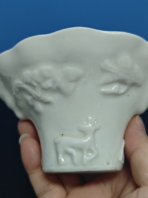 古玩陶瓷清代時(shí)期德化窯白釉龍虎杯真品鑒賞圖
