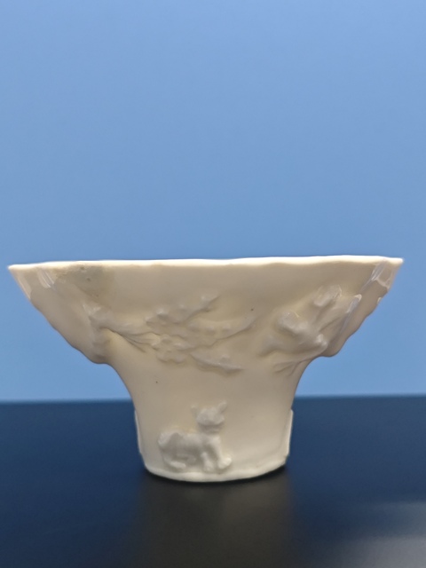 古玩陶瓷清代時(shí)期德化窯白釉龍虎杯真品鑒賞圖