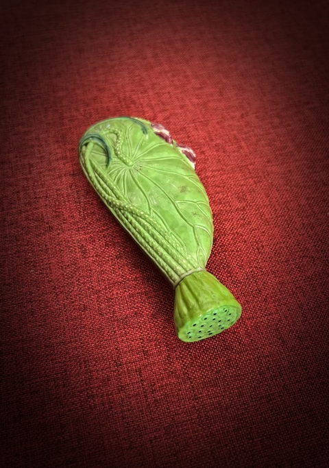 古玩陶瓷清晚期綠釉荷花造型鼻煙壺拍賣，當前價格8888元