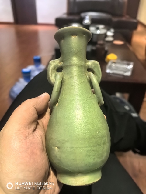 古玩陶瓷龍泉青瓷雙耳銜環(huán)瓶真品鑒賞圖