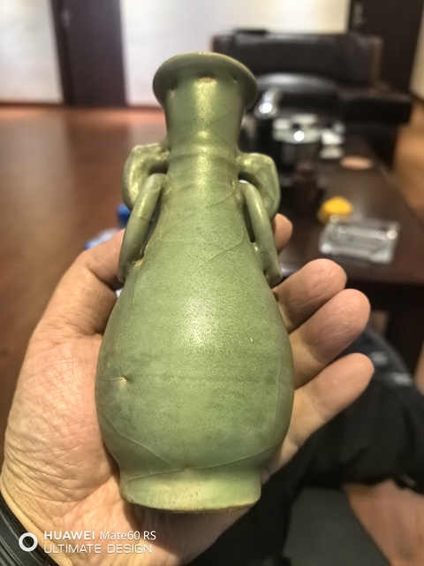 古玩陶瓷龍泉青瓷雙耳銜環(huán)瓶真品鑒賞圖