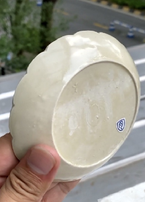 古玩陶瓷定窯花卉紋花口洗真品鑒賞圖