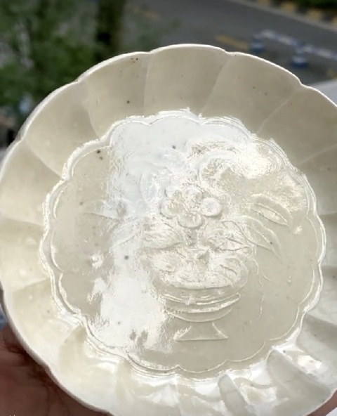 古玩陶瓷定窯花卉紋花口洗真品鑒賞圖