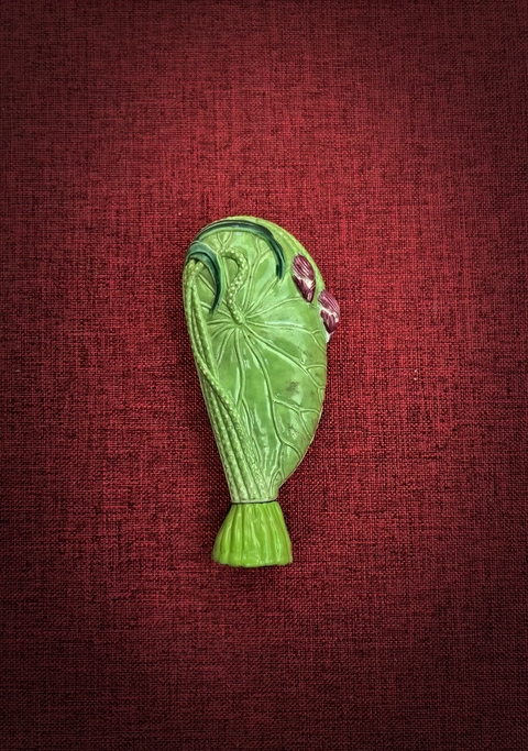 古玩陶瓷清晚期綠釉荷花造型鼻煙壺拍賣，當前價格8888元