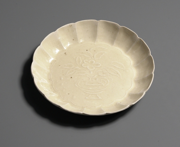 古玩陶瓷定窯花卉紋花口洗真品鑒賞圖