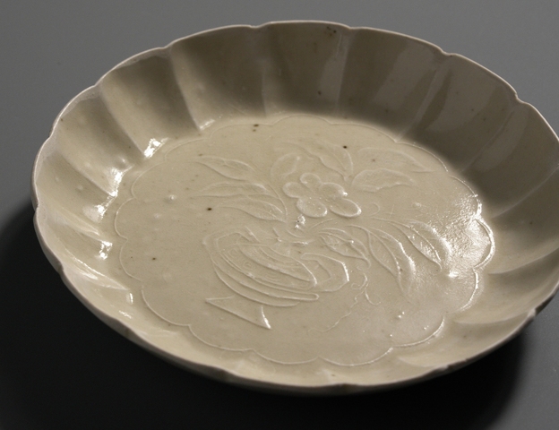 古玩陶瓷定窯花卉紋花口洗真品鑒賞圖