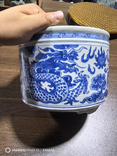 古玩陶瓷龍紋青花三足筒式香爐真品鑒賞圖