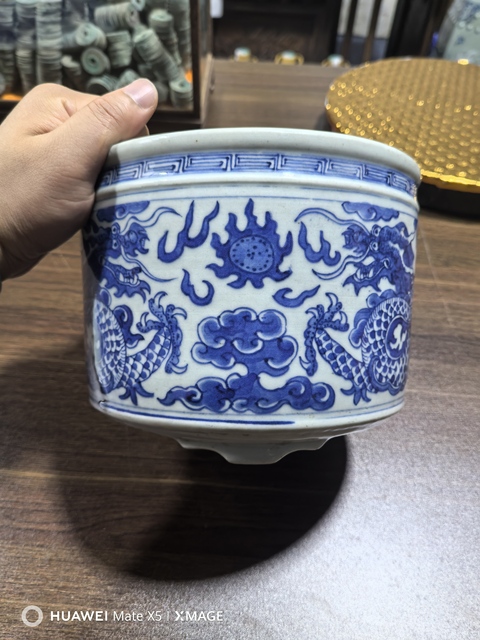 古玩陶瓷龍紋青花三足筒式香爐真品鑒賞圖
