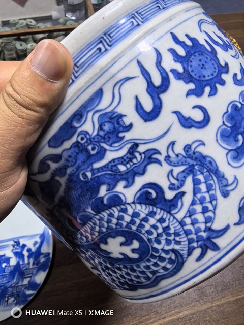 古玩陶瓷龍紋青花三足筒式香爐真品鑒賞圖