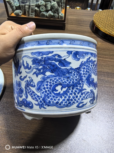 古玩陶瓷龍紋青花三足筒式香爐真品鑒賞圖
