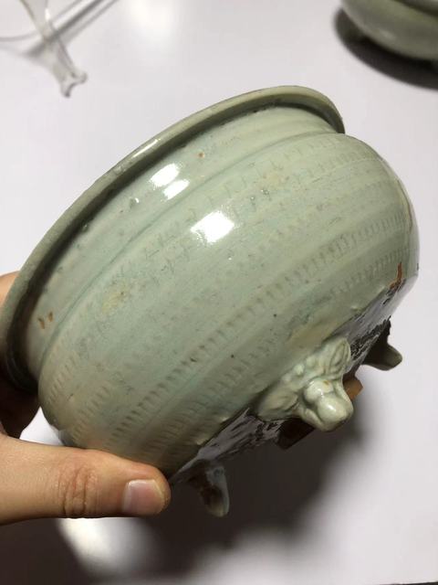古玩陶瓷龍泉窯青釉三足香爐真品鑒賞圖
