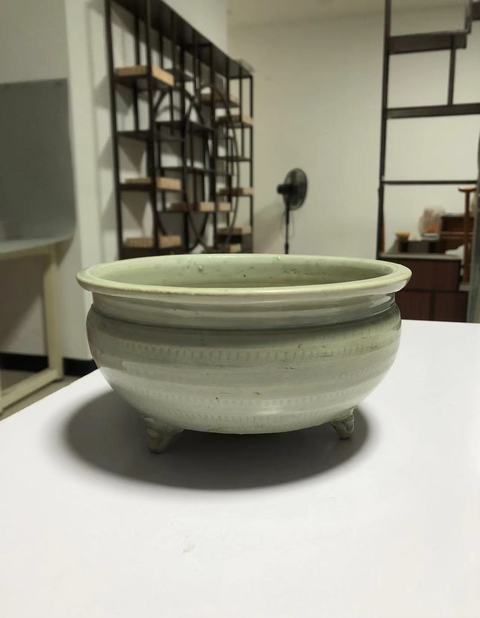 古玩陶瓷龍泉窯青釉三足香爐真品鑒賞圖
