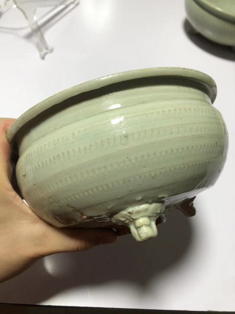 古玩陶瓷龍泉窯青釉三足香爐真品鑒賞圖