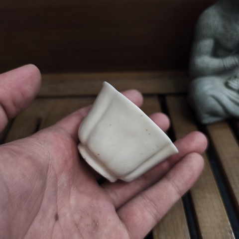 古玩陶瓷晚明德化窯白釉花口杯拍賣，當前價格48元