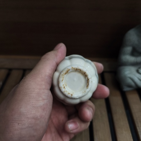 古玩陶瓷晚明德化窯白釉花口杯拍賣，當前價格48元