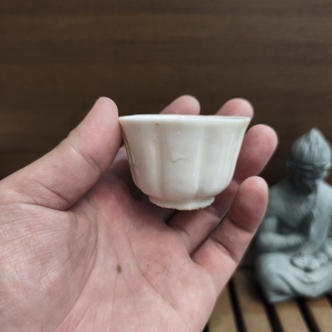 古玩陶瓷晚明德化窯白釉花口杯拍賣，當前價格48元