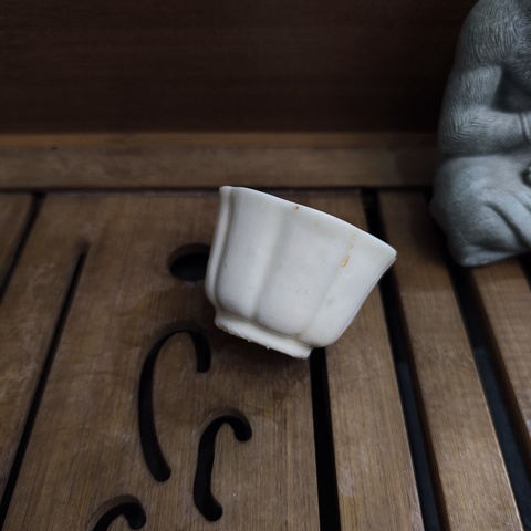 古玩陶瓷晚明德化窯白釉花口杯拍賣，當前價格48元