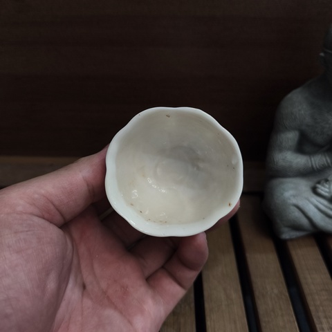 古玩陶瓷晚明德化窯白釉花口杯拍賣，當前價格48元
