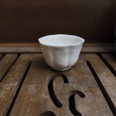 古玩陶瓷晚明德化窯白釉花口杯拍賣，當前價格48元