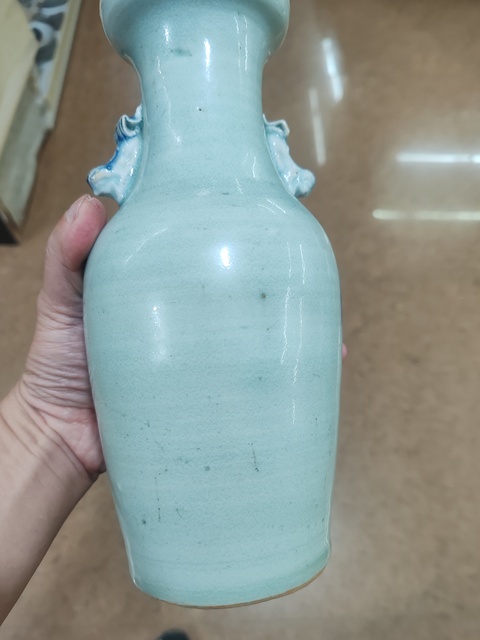 古玩陶瓷豆青釉青花牡丹紋獅耳盤口瓶真品鑒賞圖