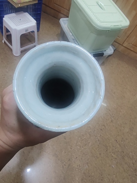 古玩陶瓷豆青釉青花牡丹紋獅耳盤口瓶真品鑒賞圖