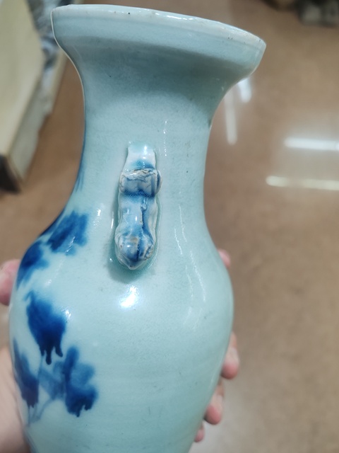 古玩陶瓷豆青釉青花牡丹紋獅耳盤口瓶真品鑒賞圖