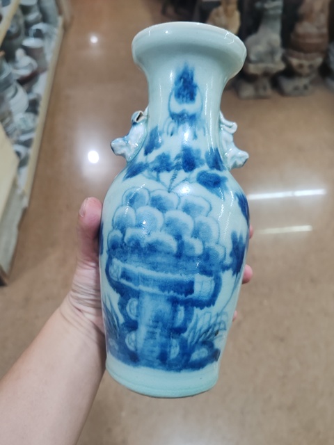 古玩陶瓷豆青釉青花牡丹紋獅耳盤口瓶真品鑒賞圖