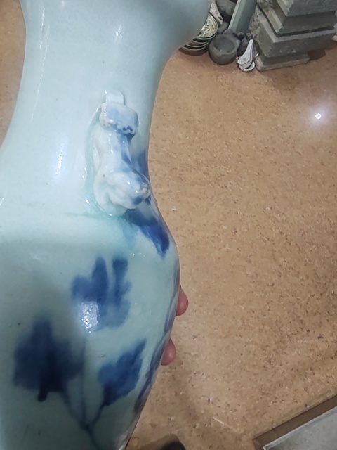 古玩陶瓷豆青釉青花牡丹紋獅耳盤口瓶真品鑒賞圖