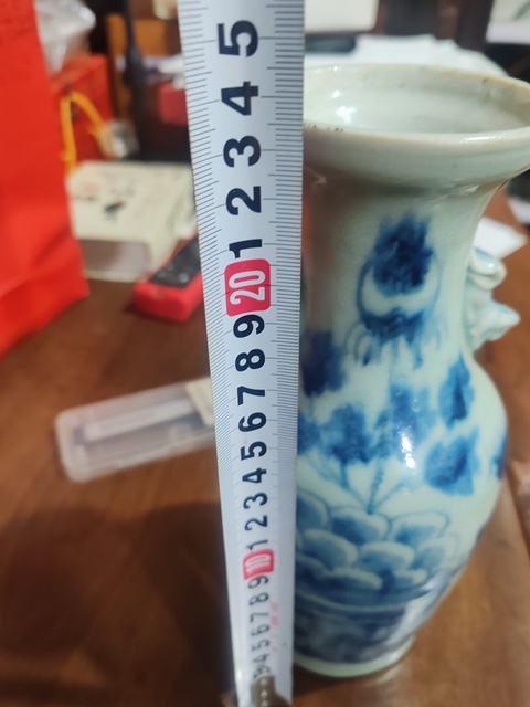 古玩陶瓷豆青釉青花牡丹紋獅耳盤口瓶真品鑒賞圖