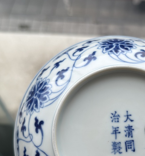 古玩陶瓷花卉紋青花盤真品鑒賞圖
