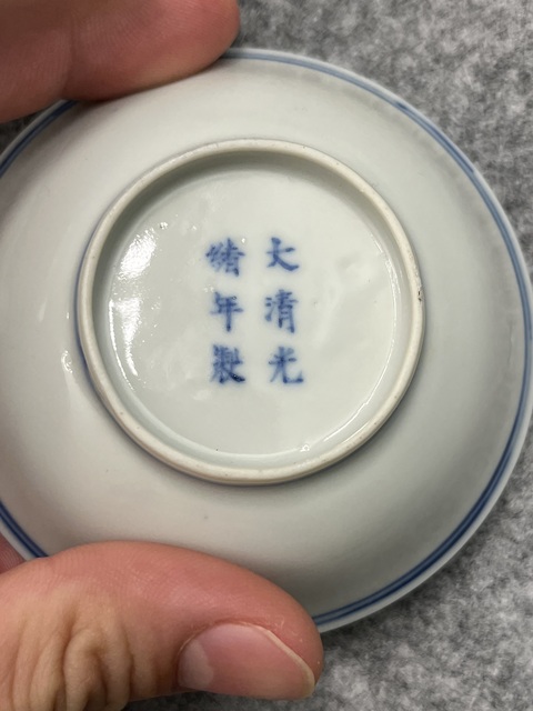 古玩陶瓷花卉紋青花盤真品鑒賞圖