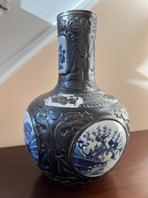 古玩陶瓷鐵銹釉開光青花山水花卉紋天球瓶真品鑒賞圖