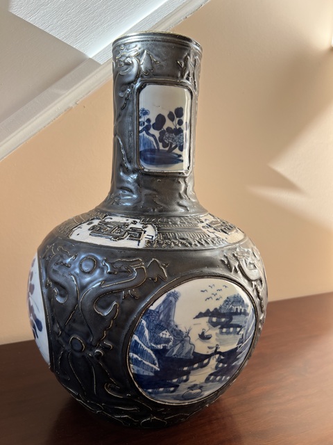 古玩陶瓷鐵銹釉開光青花山水花卉紋天球瓶真品鑒賞圖