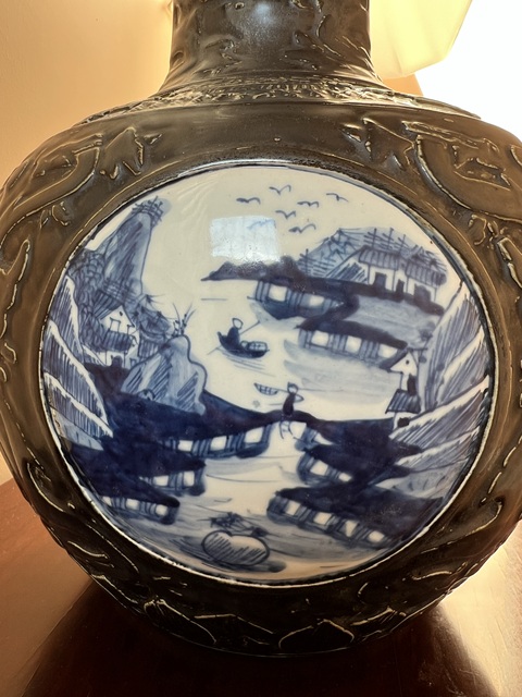 古玩陶瓷鐵銹釉開光青花山水花卉紋天球瓶真品鑒賞圖